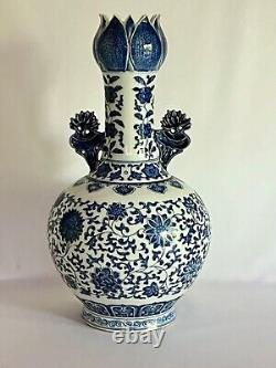 Absolutely wonderful blue white old antique Chinese porcelain lotus vase signed